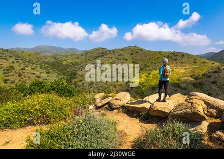 Randonnée sur la route de Chumash dans la vallée de la Jolla, parc national de point Mugu, Malibu, Californie, États-Unis Banque D'Images