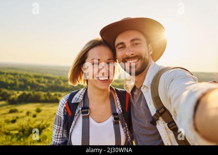 Gros plan d'un jeune couple qui prend son selfie pendant la randonnée en vacances d'été Banque D'Images