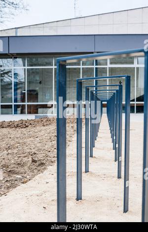 Strasbourg, France - 21 mars 2015 : construction en acier à l'entrée du bâtiment d'époque sur le campus de l'Université de Strasbourg Banque D'Images