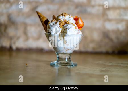 crème glacée maison avec des morceaux de fraise, petit déjeuner sain, bon dessert Banque D'Images