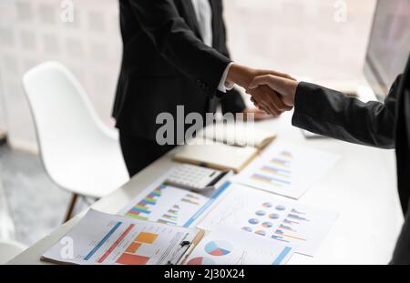 Deux business man shaking hands lors d'une réunion à l'office, succès, traitant, salut et partenaire concept. Banque D'Images