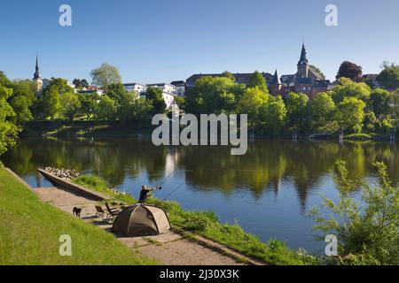 Angler sur les rives de la Ruhr, Essen-Kettwig, Ruhr, Rhénanie-du-Nord-Westphalie, Allemagne Banque D'Images