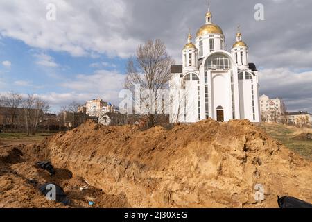 Bucha, Ukraine. 04th avril 2022. Une tombe est vue derrière l'église Saint-André et les saints Pyervozvannoho à Bucha, en Ukraine, le 4 avril 2022. Les forces militaires russes sont entrées en territoire ukrainien le 24 février 2022. Les forces militaires russes sont entrées en territoire ukrainien le 24 février 2022. (Photo de Daniel Brown/Sipa USA) crédit: SIPA USA/Alay Live News Banque D'Images