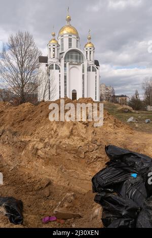 Bucha, Ukraine. 04th avril 2022. Une tombe est vue derrière l'église Saint-André et les saints Pyervozvannoho à Bucha, en Ukraine, le 4 avril 2022. Les forces militaires russes sont entrées en territoire ukrainien le 24 février 2022. Les forces militaires russes sont entrées en territoire ukrainien le 24 février 2022. (Photo de Daniel Brown/Sipa USA) crédit: SIPA USA/Alay Live News Banque D'Images