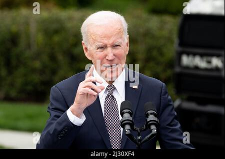 Washington, États-Unis. 04th avril 2022. Le président Joe Biden parle lors d'un événement sur le Plan d'action pour le camionnage de l'administration. Crédit : SOPA Images Limited/Alamy Live News Banque D'Images