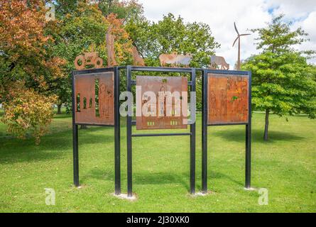 Œuvres d'art publiques à Glen Innes, dans le nord de la Nouvelle-Galles du Sud, montrant la nature du pays, du passé indigène aux éoliennes par l'agriculture. Banque D'Images