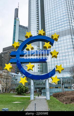 FRANCFORT, ALLEMAGNE - 13 JANVIER 2017 : le symbole de l'euro se trouve en face de l'ancienne banque centrale européenne. La BCE a déménagé dans la zone portuaire est de Frankfur Banque D'Images