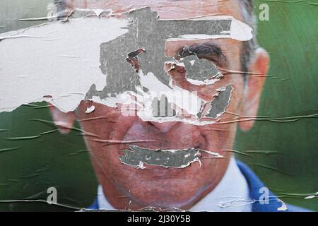 Affiche de campagne officielle déchirée d'Eric Zemmour, sur un panneau d'affichage électoral (panneau). Affiches présidentielles sur leurs conseils électoraux. Illustration le 4 avril 2022 à Paris, France. Les électeurs français se rendront aux urnes le 10 avril 2022 pour le premier tour de l'élection présidentielle. Photo de Victor Joly/ABACAPRESS.COM Banque D'Images