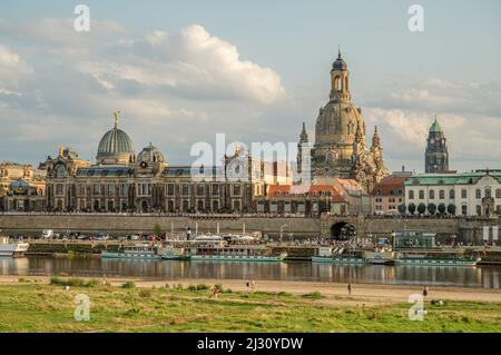 Horizon de la vieille ville de Dresde&#39;vu de la banque Neustatter Elbe, Saxe, Allemagne Banque D'Images