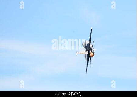 Le capitaine de la US Air Force, Aimee “Rebel” Fiedler, pilote et commandant de l'équipe de démonstration F-16 Viper, se produit lors de l'exposition aérienne et spatiale Shaw à la base aérienne de Shaw, en Caroline du Sud, le 1 avril 2022. Le VDT participe à des spectacles aériens partout aux États-Unis afin d'inspirer la prochaine génération de pilotes et de responsables de la United States Air Force. (É.-U. Photo de la Force aérienne par le sergent d'état-major. Benjamin Ingold) Banque D'Images