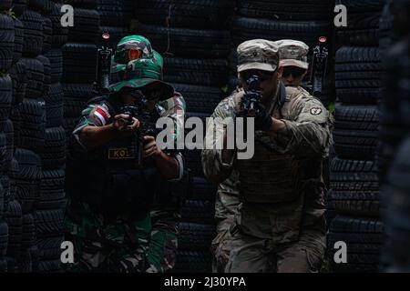 Des soldats de la troupe Charlie, 2nd escadron, 14th Cavalry Regiment, 2nd Infantry Brigade combat Team, 25th Infantry Division, pratiquent une bataille de quartier à Cicalengka (Indonésie), le 12 mars 2022. Les pelotons intégrés pratiquaient un quart de bataille près tout en étant montré la technique utilisée par l'armée américaine pour nettoyer les bâtiments. (É.-U. Photo de l'armée par la SPC. Daniel proprement dit, 25th Division d'infanterie) Banque D'Images