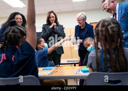 Washington, DC, États-Unis. 4th avril 2022. Kamala Harris, vice-présidente des États-Unis, Jennifer Granholm, secrétaire américaine à l'énergie, Gina McCarthy, conseillère nationale de la Maison Blanche en matière de climat, et Miguel Cardona, secrétaire américain à l'éducation, rencontrent des étudiants de la Thomas Elementary School à Washington, DC, Etats-Unis, le lundi 4 avril, 2022. Harris a annoncé les plans de l'Administration Biden-Harris visant à améliorer les écoles publiques avec des installations et des transports propres et économes en énergie, a déclaré la Maison Blanche. Crédit : Sarah Silbiger/Pool via CNP/dpa/Alay Live News Banque D'Images