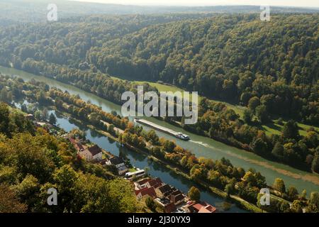 Vue depuis les ruines de Randeck sur Essing an der Altmühl et le canal main-Danube, Basse-Bavière, Allemagne Banque D'Images