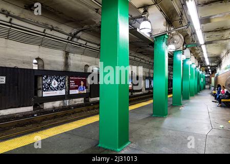 BOSTON, USA - SEP 12, 2017: Les gens attendent le métro suivant à la station Green Line. Le métro de Boston datant du 19th siècle est l'un des plus anciens des États-Unis. Banque D'Images