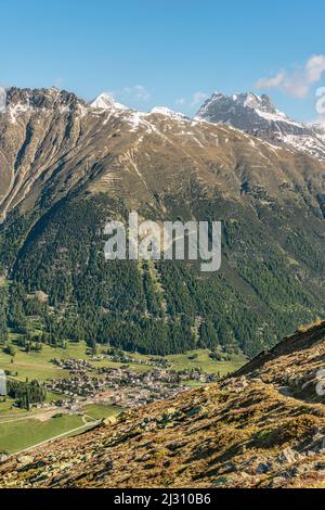 Vue de Muottas Muragl au village de montagne de Samedan dans l'Engadin, Grisons, Suisse Banque D'Images