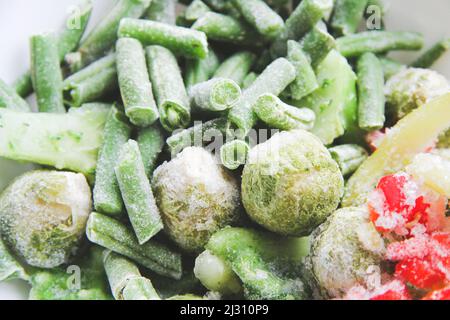 Gros plan sur les légumes surgelés. Légumes au réfrigérateur. Glace sur les légumes. Banque D'Images