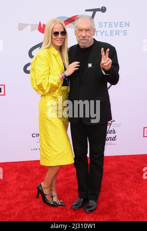 Hollywood, États-Unis. 03rd avril 2022. Eloise DeJoria et John Paul DeJoria assistent à l'édition 4th du GRAMY Awards Viewing Party to Benefit Janie's Fund à Hollywood Palladium le 3 avril 2022 à Los Angeles, en Californie. Photo: Crash/imageSPACE crédit: Imagespace/Alamy Live News Banque D'Images