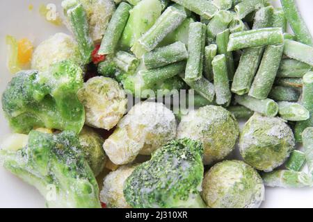 Gros plan sur les légumes surgelés. Légumes au réfrigérateur. Glace sur les légumes. Banque D'Images