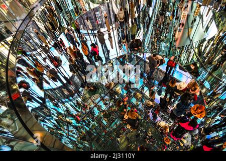 Touristes visitant le Sommet à One Vanderbilt dans la salle transcendance 2 avec miroirs à débordement Banque D'Images