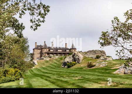 NEWPORT, USA - SEP 23, 2017: Vue sur les belles maisons sur la côte de Newport, Rhode Island. La rue le long de la côte donne une belle impressio Banque D'Images