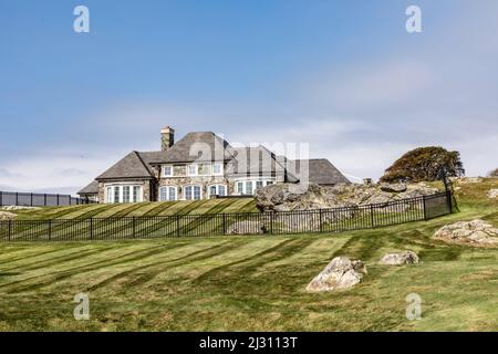 NEWPORT, USA - SEP 23, 2017: Vue sur les belles maisons sur la côte de Newport, Rhode Island. La rue le long de la côte donne une belle impressio Banque D'Images