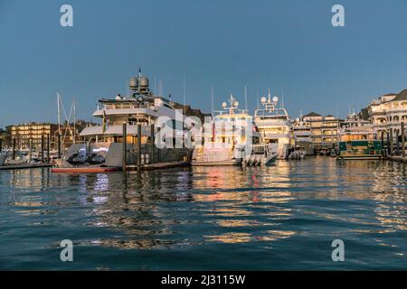 NEWPORT, Etats-Unis - SEP 23, 2017: yacht de luxe au coucher du soleil dans le port de Newport, Etats-Unis. Banque D'Images