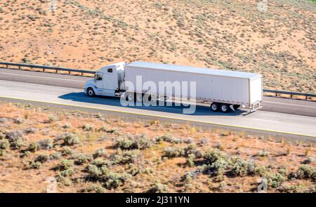 White semi-Truck court sur l'autoroute. Banque D'Images