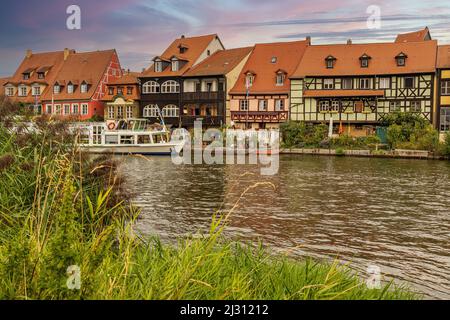 Petite Venise avec bateau à vapeur d'excursion à Bamberg, haute-Franconie, Franconie, Bavière, Allemagne, Europe Banque D'Images