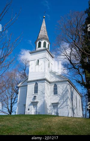 Warwick, NY - USA - 2 avril 2022 : vue verticale de l'historique Old School Baptist Meeting House ilocated dans le village de Warwick. Banque D'Images