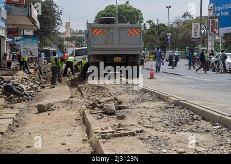 Nakuru, Kenya. 15th févr. 2022. Les travailleurs sont vus enlever les débris de construction sur les infrastructures de transport non motorisé à venir dans le quartier central des affaires. Depuis que Nakuru a reçu la charte de la ville à la fin de l'année dernière, la ville a vu un développement important d'infrastructure non motorisée pour faciliter la marche et le vélo environnement pour les habitants de la ville. Le projet est financé par la Banque mondiale. (Photo de James Wakibia/SOPA Images/Sipa USA) crédit: SIPA USA/Alay Live News Banque D'Images