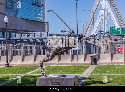 BOSTON, États-Unis - SEP 29, 2017: Statue le but du célèbre sportif Bobby Orr. Banque D'Images