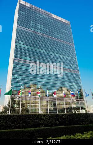 NEW YORK, Etats-Unis - OCT 5, 2017: Bâtiment des Nations Unies avec drapeaux des pays participants au soleil. Banque D'Images