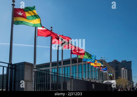 NEW YORK, Etats-Unis - OCT 4, 2017: Bâtiment des Nations Unies avec drapeaux des pays participants au soleil. Banque D'Images