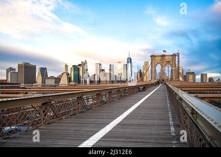 Promenade à pied sur le pont de Brooklyn à New York avec vue sur le World Trade Center et Lower Manhattan Banque D'Images