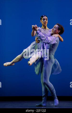 Naples, Italie. 04th avril 2022. La danseuse russe Maria Yakovleva (L) et la danseuse ukrainienne Denys Cherevychko (R) se sont produits sur scène lors du gala de collecte de fonds 'StandWithUkraine - Ballet for Peace' au théâtre San Carlo de Naples. Crédit : Agence photo indépendante/Alamy Live News Banque D'Images