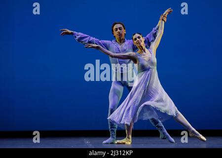 Naples, Italie. 04th avril 2022. La danseuse russe Maria Yakovleva (R) et la danseuse ukrainienne Denys Cherevychko (L) se sont produits sur scène lors du gala de collecte de fonds 'StandWithUkraine - Ballet for Peace' au théâtre San Carlo de Naples. Crédit : Agence photo indépendante/Alamy Live News Banque D'Images