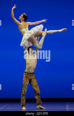 Naples, Italie. 04th avril 2022. Anastasya Gurskaya, danseuse de l'Opéra de Kiev, et Stanislav Olshanskyi, soliste, se sont produit sur scène lors du gala de collecte de fonds 'StandWithUkraine - Ballet for Peace' au théâtre San Carlo de Naples. Crédit : Agence photo indépendante/Alamy Live News Banque D'Images