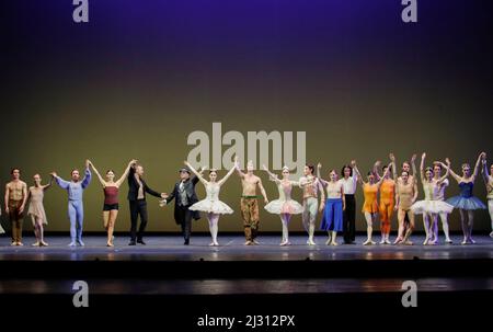 Naples, Italie. 04th avril 2022. Tandis que les danseurs saluent à la fin de la collecte de fonds 'StandWithUkraine - Ballet for Peace' au théâtre de San Carlo, les couleurs du drapeau ukrainien peuvent être vues dans le fond Credit: Independent photo Agency/Alay Live News Banque D'Images