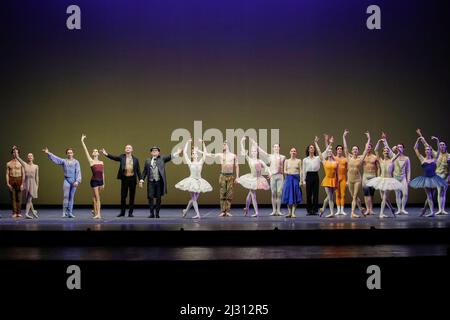 Naples, Italie. 04th avril 2022. Tandis que les danseurs saluent à la fin de la collecte de fonds 'StandWithUkraine - Ballet for Peace' au théâtre de San Carlo, les couleurs du drapeau ukrainien peuvent être vues dans le fond Credit: Independent photo Agency/Alay Live News Banque D'Images