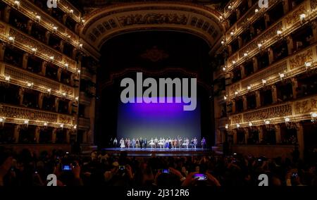 Naples, Italie. 04th avril 2022. Tandis que les danseurs saluent à la fin de la collecte de fonds 'StandWithUkraine - Ballet for Peace' au théâtre de San Carlo, les couleurs du drapeau ukrainien peuvent être vues dans le fond Credit: Independent photo Agency/Alay Live News Banque D'Images