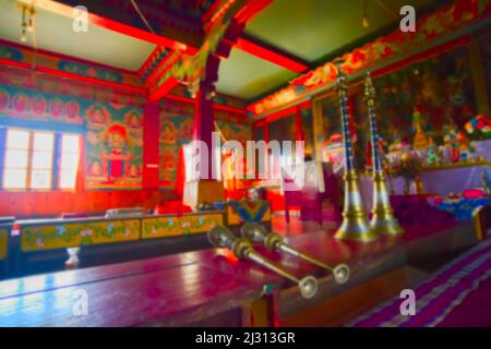 Image floue de Rinchenpong, Sikkim, Inde. Statues religieuses du bouddhisme au monastère de Rinchenpong avec peintures murales décorées sur les murs. Banque D'Images