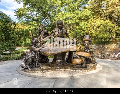 NEW YORK, États-Unis - 6 octobre 2017 : Central Park Alice in Wonderland Sculpture. C'est un endroit fafourite pour l'escalade. Banque D'Images