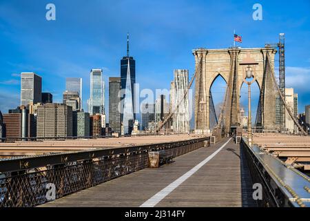 Promenade à pied sur le pont de Brooklyn à New York avec vue sur le World Trade Center et Lower Manhattan Banque D'Images