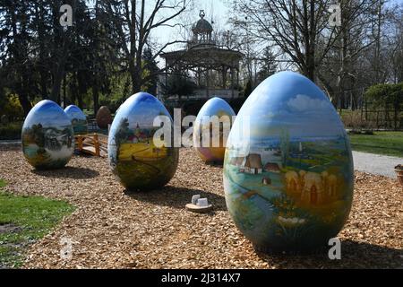 (220405) -- ZAGREB, le 5 avril 2022 (Xinhua) -- les oeufs de Pâques peints avec des motifs traditionnels sont exposés comme la traditionnelle pré-Pâques exposition d'énormes oeufs de Pâques est ouverte à Koprivnica, Croatie, le 4 avril 2022. (Damir Spehar/PIXSELL via Xinhua) Banque D'Images