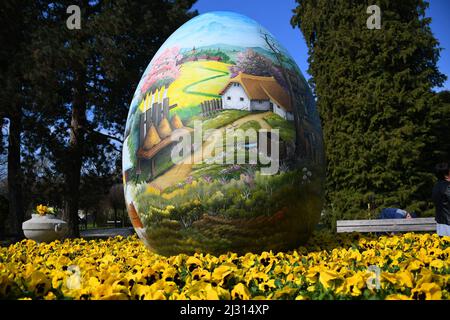 (220405) -- ZAGREB, le 5 avril 2022 (Xinhua) -- un œuf de Pâques peint avec des motifs traditionnels est exposé comme l'exposition traditionnelle avant Pâques d'énormes oeufs de Pâques est ouverte à Koprivnica, Croatie, le 4 avril 2022. (Damir Spehar/PIXSELL via Xinhua) Banque D'Images