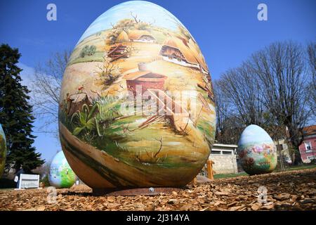 (220405) -- ZAGREB, le 5 avril 2022 (Xinhua) -- les oeufs de Pâques peints avec des motifs traditionnels sont exposés comme la traditionnelle pré-Pâques exposition d'énormes oeufs de Pâques est ouverte à Koprivnica, Croatie, le 4 avril 2022. (Damir Spehar/PIXSELL via Xinhua) Banque D'Images