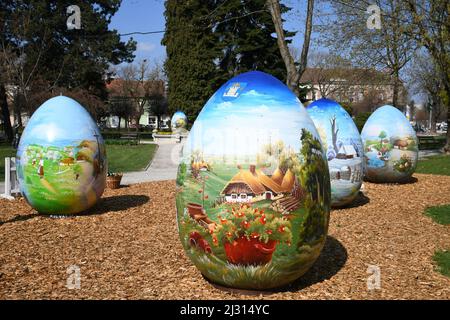 (220405) -- ZAGREB, le 5 avril 2022 (Xinhua) -- les oeufs de Pâques peints avec des motifs traditionnels sont exposés comme la traditionnelle pré-Pâques exposition d'énormes oeufs de Pâques est ouverte à Koprivnica, Croatie, le 4 avril 2022. (Damir Spehar/PIXSELL via Xinhua) Banque D'Images