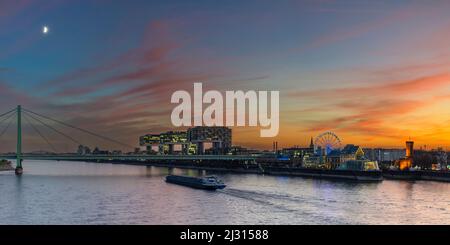 Panorama de Deutzer Brücke sur Rheinauhafen avec grues, musée du chocolat et Bayenturm, Cologne, Rhénanie-du-Nord-Westphalie, Allemagne, Europe Banque D'Images