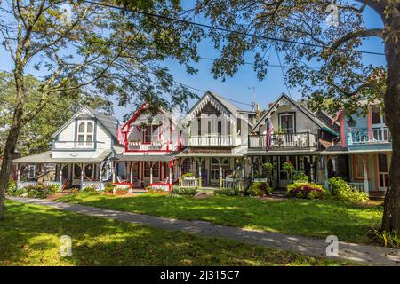 MARTHA'S VINEYARD, ma, USA - SEP 26, 2017: Carpenter Gothic Cottages avec style victorien, garniture en pain d'épice sur Lake Avenue, Oak Bluffs sur Martha's vin Banque D'Images