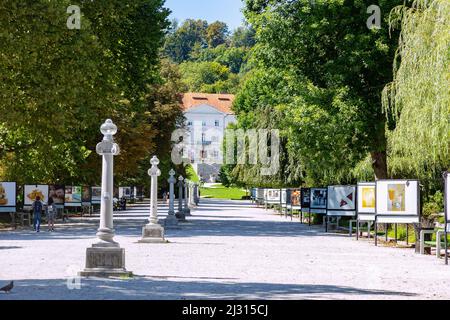 Ljubljana, le parc Tivoli, la promenade Jakope et le château de Tivoli Banque D'Images